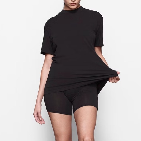 SKIMS Tops - SKIMS Black Short Sleeve Tee